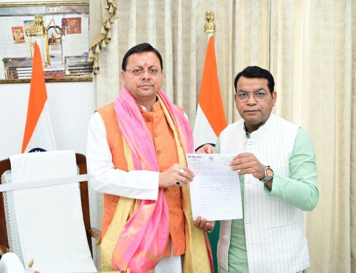देहरादून मुख्यमंत्री पुष्कर सिंह धामी से मिले विधायक शिव अरोरा ने बंग भवन हेतु भूमि हस्तांतरण को जल्द स्वीकृति व बंग भवन निर्माण हेतु बजट जारी करने के लिये दिया लिखित पत्र*