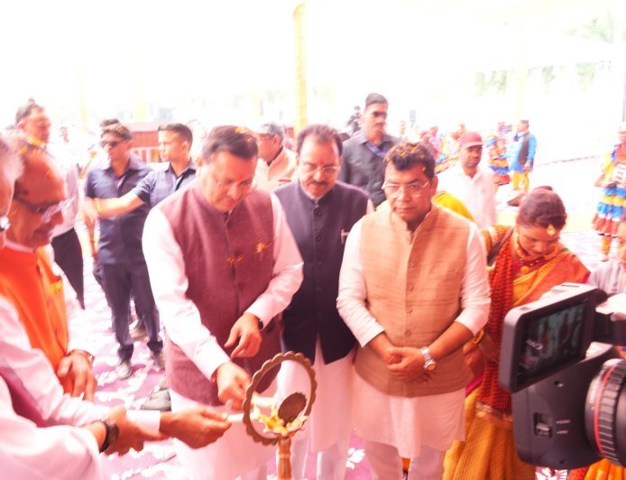 खेत बचाओ अभियान कार्यक्रम मे पुष्पवर्षा कर केन्द्रीय कृषि मंत्री एवं मुख्यमंत्री का किया भव्य स्वागत।*