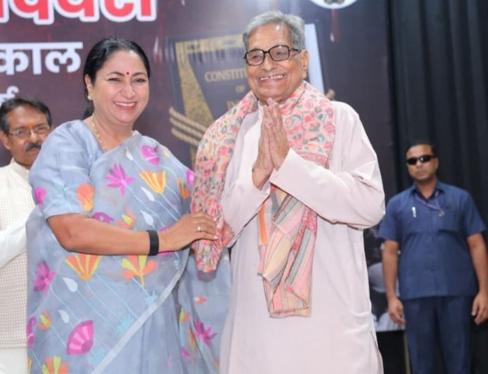 दिल्ली भाजपा ने सम्मानित किए 115 लोकतंत्र सेनानी:रेखा गुप्ता बोलीं- इतिहास दोहराने नहीं देगा देश, युवाओं को बताना होगा आपातकाल का महत्व