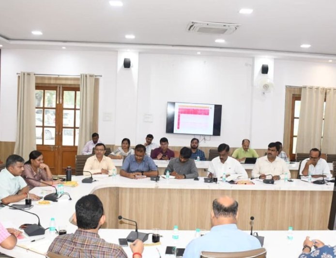 बैठक में अनुपस्थित दो बीईओ से मांगा गया जवाब:प्रयागराज में डीएम सख्त; स्कूलों से हाईटेंशन लाइन हटाएं, लापरवाही पर दर्ज होगा मुकदमा