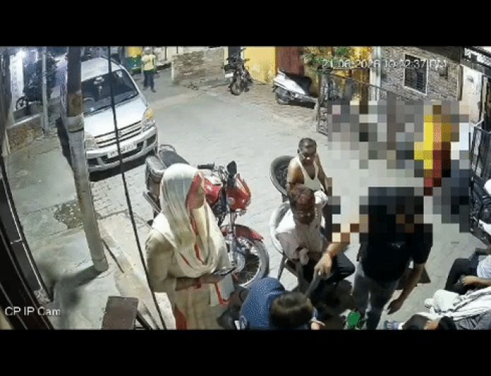 बेटी से छेड़खानी करने पर पिता ने तमंचा लगाया, VIDEO:कानपुर में नाबालिग के पिता से बोला- अगली बार किया तो खोपड़ी में छेद कर दूंगा...