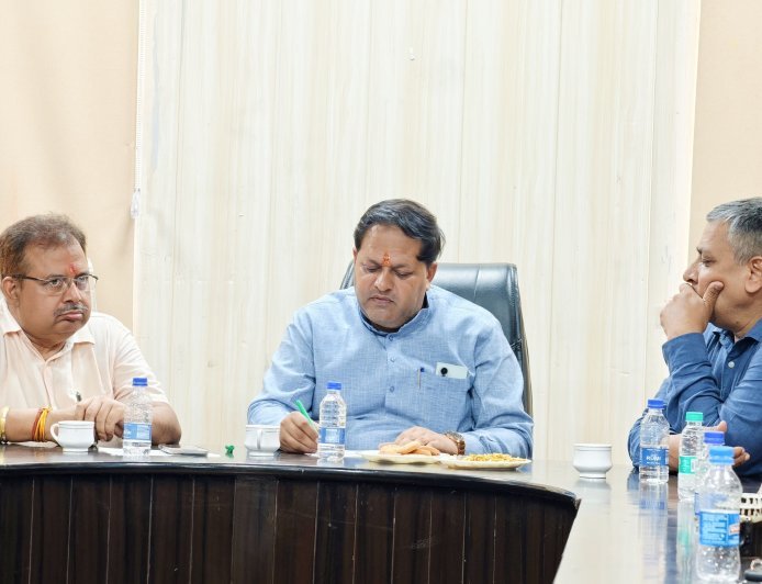 महापौर ने जिला अस्पताल में की स्वास्थ्य सेवाओं की समीक्षा
