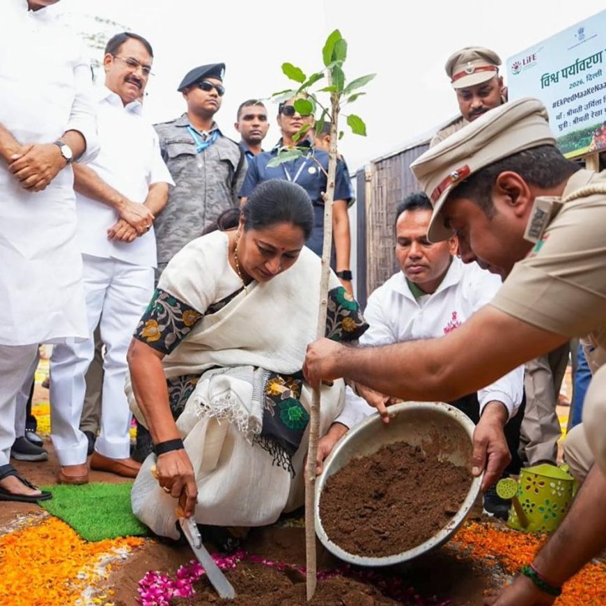 विश्व पर्यावरण दिवस पर दिल्ली सीएम ने किया पौधारोपण:18 नमो ऑक्सीजन पार्कों का लोकार्पण, बोलीं- प्रदूषण को लेकर गंभीर नहीं रही पूर्व सरकार