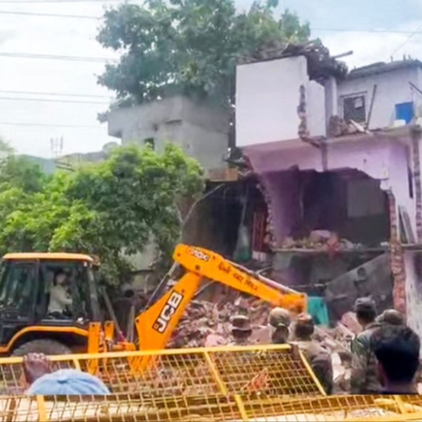वेस्ट दिल्ली में बुल्डोजर एक्शन, पक्के मकान और झुग्गियां ढहाईं:मानसून से पहले एमसीडी की नाले पर बने अवैध निर्माण पर बड़ी कार्रवाई