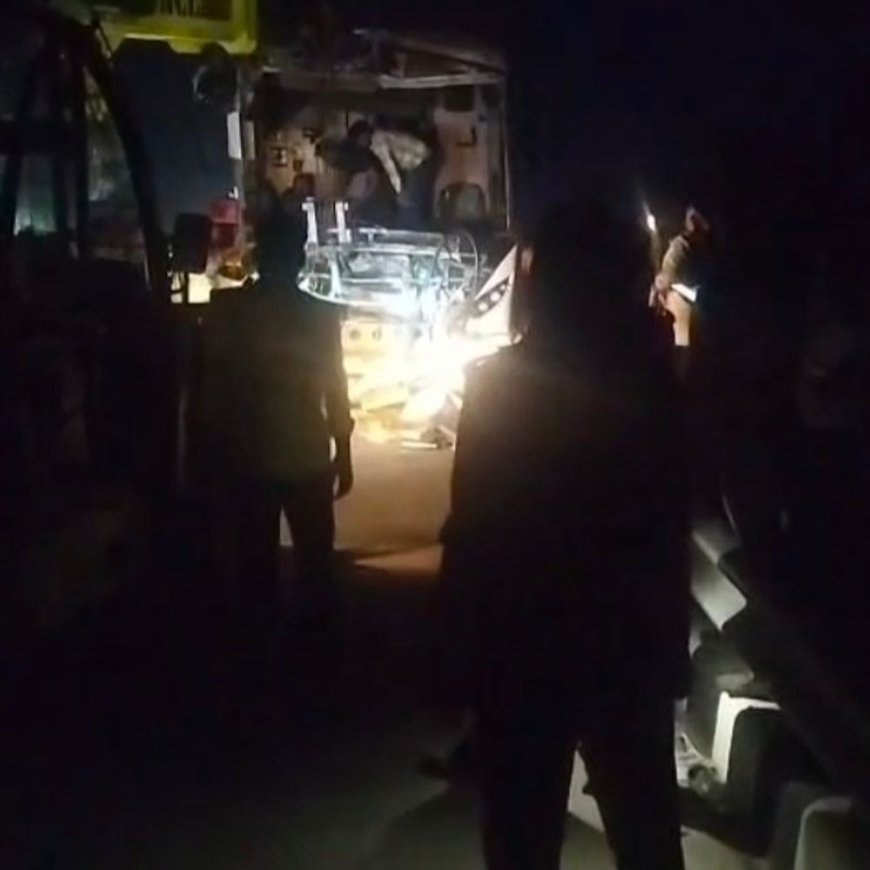 पूर्वांचल एक्सप्रेस-वे पर बस-ट्रक टक्कर, 5 घायल:ड्राइवर डेढ़ घंटे केबिन में फंसा रहा, गैस कटर से निकाला गया