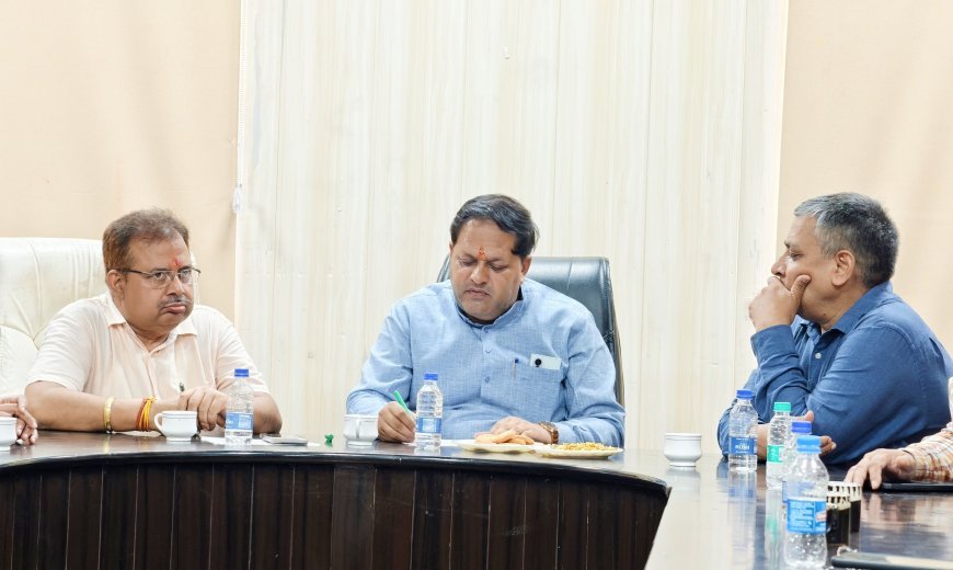 महापौर ने जिला अस्पताल में की स्वास्थ्य सेवाओं की समीक्षा