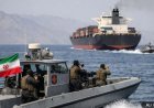 Strait of Hormuz Crisis : तेल-गैस की सप्लाई पर फिर खतरा, होर्मुज किया बंद तो ईरान पर टूट पड़ा अमेरिका, कंटेनर जहाज पर भी हमला