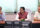 गाजीपुर डंप साइट पर लिगेसी वेस्ट निस्तारण की समीक्षा:केंद्रीय मंत्री मल्होत्रा ने दिए तेजी के निर्देश; बोले-तीनों लैंडफिल से 95 एकड़ जमीन हुई खाली