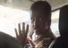 पुलिसकर्मी ने प्रदर्शनकारियों को धमकाया:दोबारा दिखे तो ड्रग्स जेब में डाल दूंगा, आरोपी पर जांच शुरू; लड़की ने प्रदर्शनकारी ले जा रही वैन रोकी