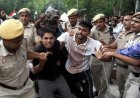 संसद मार्च में पुलिस एक्शन के खिलाफ सुनवाई कल:सुप्रीम कोर्ट में 2 याचिकाएं पहुंचीं; पुलिस पर जरूरत से ज्यादा बल प्रयोग का आरोप