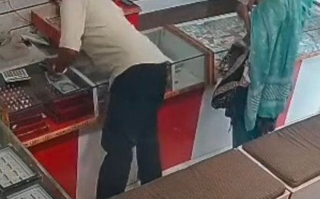 उकलाना में ज्वेलरी शॉप से सोने की 4 अंगूठी चोरी:ग्राहक बनकर आए महिला- पुरुष, दुकानदार को बातों में फंसाया, CCTV में हुए कैद