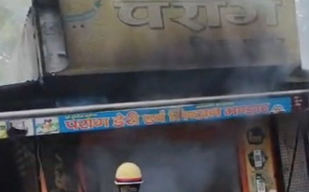 बिजनौर में दुकान में भीषण आग, लाखों का नुकसान:दमकल ने आग बुझाई, शॉर्ट सर्किट से आग लगने की आशंका जताई जा रही