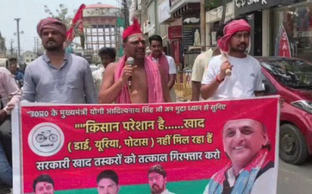 वाराणसी में सपा कार्यकर्ता ने किया अर्धनग्न विरोध:सिगरा थाने पहुंचकर SHO को दिया ज्ञापन,बोले- किसानों को 15 दिन के अंदर पर्याप्त मात्रा में मिले खाद