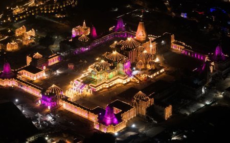 आस्था के मुखौटे में अवसरवादी राजनीति