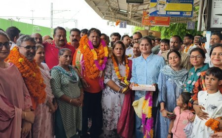 बाबा बर्फानी के दर्शन कर लौटे महापौर विकास शर्मा का जोरदार स्वागत