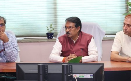 गाजीपुर डंप साइट पर लिगेसी वेस्ट निस्तारण की समीक्षा:केंद्रीय मंत्री मल्होत्रा ने दिए तेजी के निर्देश; बोले-तीनों लैंडफिल से 95 एकड़ जमीन हुई खाली