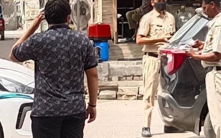 सांपला में सड़क पर खड़ी कारों के चालान:व्यापारी बोले-अतिक्रमण पर कार्रवाई नहीं, नगरपालिका पर दोहरे रवैये का आरोप