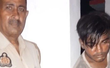युवक गोरखपुर एक्सप्रेस से रेलवे का सामान लेकर कूदा:ग्रामीणों की सतर्कता से पकड़ा गया, चादर और तकिया कवर बरामद