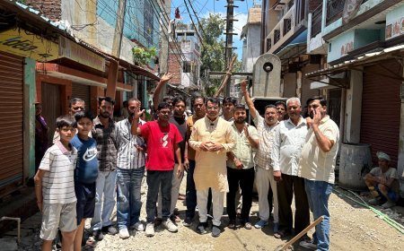 महज एक सप्ताह मे बनकर तैयार हुई बहुचर्चित रमपुरा कटोरी मंदिर रोड, विधायक शिव अरोरा ने अपनी मौजूदगी मे डलवाया सीसी सड़क का फाइनल कोट*