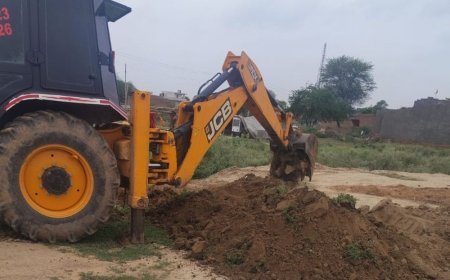 अग्रोहा में अवैध कॉलोनी पर चला बुलडोजर:सड़क नेटवर्क ध्वस्त किया, प्लॉटों की नींव उखाड़ी, 3 घंटे चली कार्रवाई