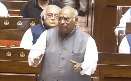 राज्यसभा में खड़गे बोले- प्रधान इस्तीफा दें, फिर चर्चा करेंगे:राहुल समेत कांग्रेस सांसद काले कपड़े पहनकर पहुंचे; हंगामे के बीच दोनों सदन कल तक स्थगित
