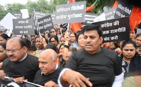 Rahul Gandhi : राहुल गांधी के दिल्ली धरने के विरोध में भोपाल में बीजेपी का प्रदर्शन, कांग्रेस कार्यालय का किया घेराव