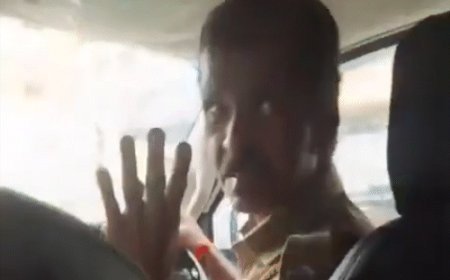 पुलिसकर्मी ने प्रदर्शनकारियों को धमकाया:दोबारा दिखे तो ड्रग्स जेब में डाल दूंगा, आरोपी पर जांच शुरू; लड़की ने प्रदर्शनकारी ले जा रही वैन रोकी