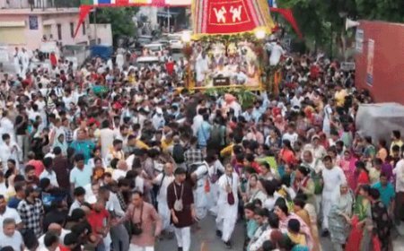 कुरुक्षेत्र में ISKCON की रथ यात्रा में उमड़ा जनसैलाब:क्रेन से चढ़ाया 56 भोग, हरे कृष्ण के जयघोष से गूंजा शहर