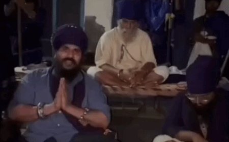 निहंग विक्की थॉमस को घोड़े की लीद उठाने की सजा:पंजाब आकर बुड्‌ढा दल से हाथ जोड़कर माफी मांगी; अश्लील फोटो वायरल की थी