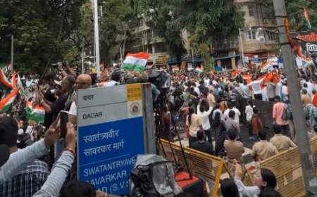 धर्मेंद्र प्रधान के इस्तीफे के बाद मुंबई में जश्न:तिरंगा लहराया; हजारों की संख्या में जुटे लोग