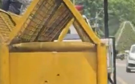 प्रदर्शन खत्म, रास्ता भी खुला:बैरिकेडिंग को गाड़ियों के पीछे बांधकर ले गई पुलिस