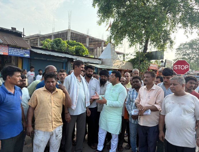 विश्वकर्मा मार्किट के व्यापारीयों से मिले विधायक शिव अरोरा ने सांसद अजय भट्ट व जिला अधिकारी से दूरभाष पर वार्ता बाद बोले विश्वकर्मा मार्किट व्यापारीयों का अगले कुछ दिनों मे होंगी आवंटन प्रक्रिया,उसके बाद हटाए जाएंगे रोडवेज से विश्वकर्मा मार्किट की दुकाने*