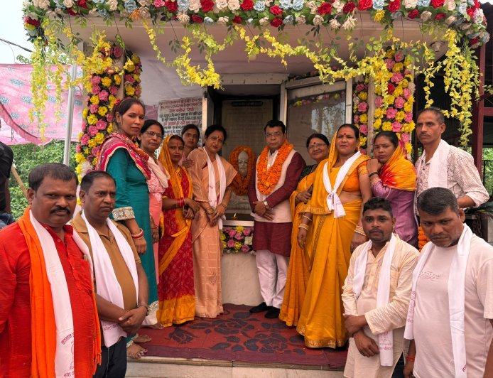 संत शिरोमणि कबीर दास की जयंती पर विधायक शिव अरोरा ने  रमपुरा में उनकी प्रतिमा पर  किया माल्यार्पण