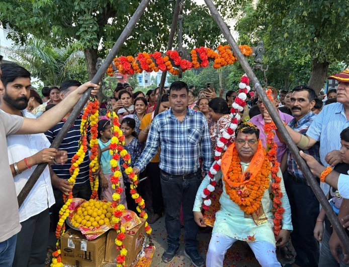 भूरारानी - शांति बिहार -छतरपुर 5 किलोमीटर मार्ग हेतु 2.47 करोड़ धनराशि स्वीकृत होने पर शांति बिहार व आस पास के क्षेत्रों मे विधायक शिव अरोरा का हुआ जोरदार स्वागत, डिवाइन कॉलोनी मे लोगो ने विधायक को लड्डूओ मे तोला*