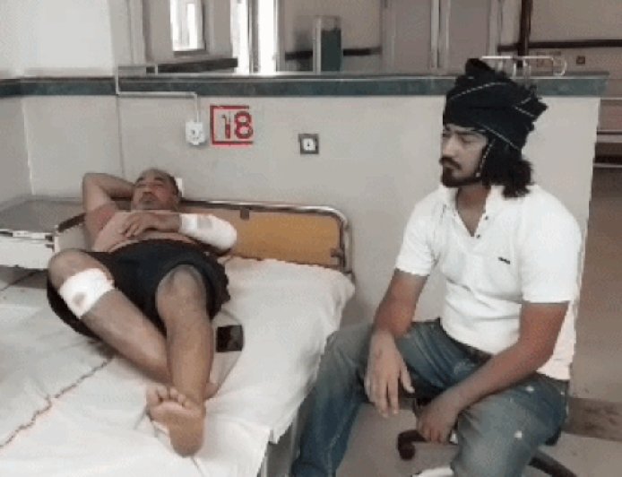 रोहतक में पिता-पुत्र पर चढ़ाया ट्रैक्टर:दोनों ने नाले में कूदकर बचाई जान, खेत में पानी देने को लेकर हुआ विवाद