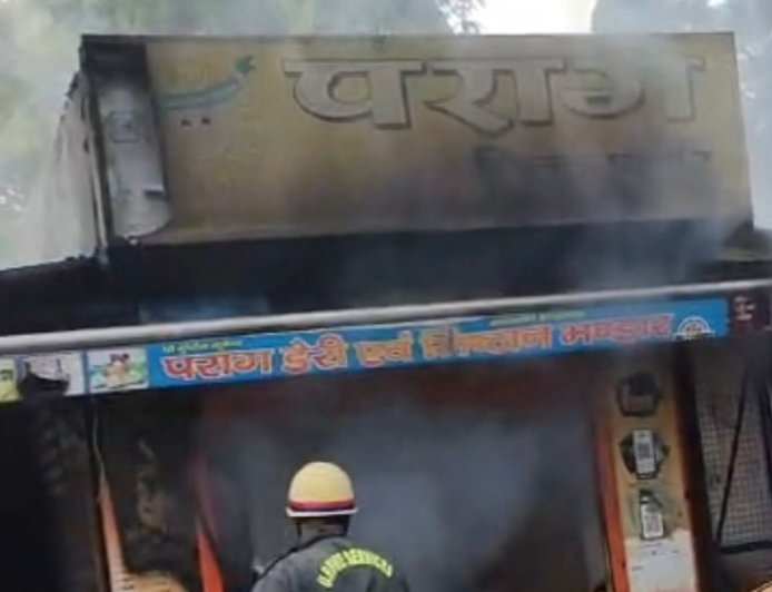 बिजनौर में दुकान में भीषण आग, लाखों का नुकसान:दमकल ने आग बुझाई, शॉर्ट सर्किट से आग लगने की आशंका जताई जा रही