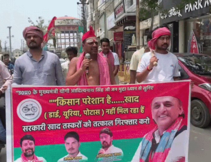 वाराणसी में सपा कार्यकर्ता ने किया अर्धनग्न विरोध:सिगरा थाने पहुंचकर SHO को दिया ज्ञापन,बोले- किसानों को 15 दिन के अंदर पर्याप्त मात्रा में मिले खाद