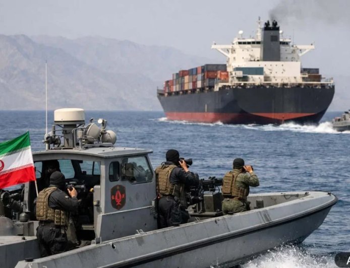 Strait of Hormuz Crisis : तेल-गैस की सप्लाई पर फिर खतरा, होर्मुज किया बंद तो ईरान पर टूट पड़ा अमेरिका, कंटेनर जहाज पर भी हमला