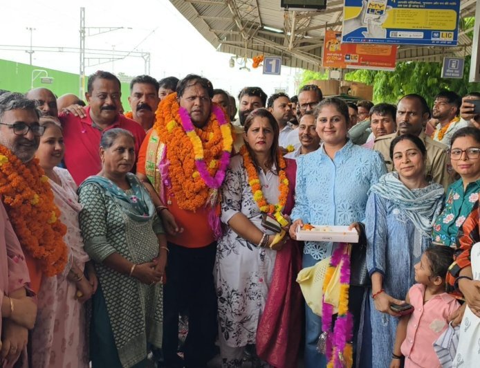 बाबा बर्फानी के दर्शन कर लौटे महापौर विकास शर्मा का जोरदार स्वागत