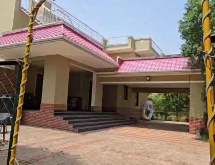गुरुग्राम के फार्म हाउस पर जुआ रैकेट का भंडाफोड़:18 जुआरी गिरफ्तार, लाखों के चिप्स और ताश के पत्ते बरामद