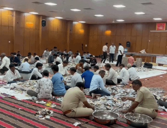 सांवलिया सेठ के भंडार से निकले 10.11 करोड़ रुपए:पहले चरण की गिनती पूरी, अंतिम दिन होगी सोने-चांदी की भेंट की तौल