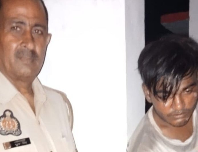युवक गोरखपुर एक्सप्रेस से रेलवे का सामान लेकर कूदा:ग्रामीणों की सतर्कता से पकड़ा गया, चादर और तकिया कवर बरामद