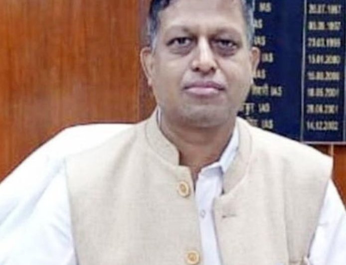 प्रशासनिक लापरवाही पर डीएम की कार्रवाई:एसडीएम के बाद अब तहसीलदार भी हटाए गए, जिला मुख्यालय से जोड़ा