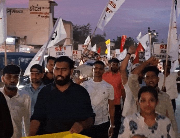 सोनम वांगचुक को जबरदस्ती उठाने पर भड़के स्टूडेंट्स:SFI ने गृह मंत्री का पुतला जलाया, बोले-स्टूडेंट्स के साथ भी कर रहे बदसलूकी