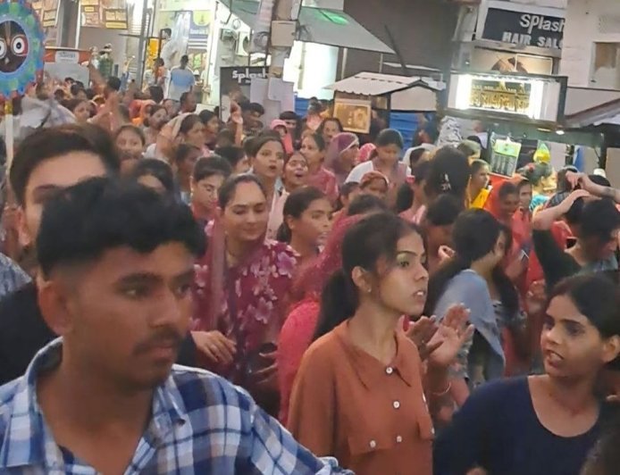 121-फीट लंबे रस्से से भक्तों ने खींचा जगन्नाथ का रथ:'हरे रामा, हरे कृष्णा' की गूंज रही, शहरवासियों ने बरसाए फूल