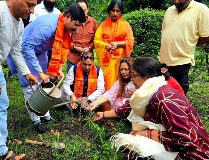 एक पेड़ माँ के नाम” अभियान मातृ सम्मान और पर्यावरण संरक्षण का अनूठा संगम : कुंदन परिहार