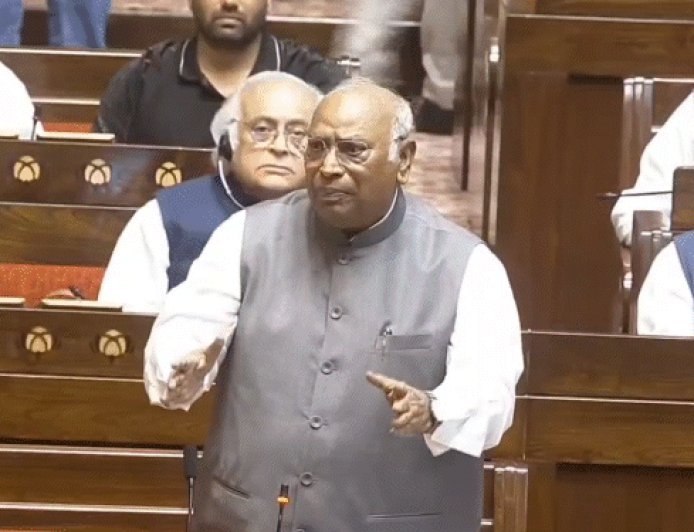 राज्यसभा में खड़गे बोले- प्रधान इस्तीफा दें, फिर चर्चा करेंगे:राहुल समेत कांग्रेस सांसद काले कपड़े पहनकर पहुंचे; हंगामे के बीच दोनों सदन कल तक स्थगित