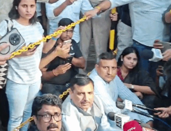 गुरुग्राम-वांगचुक से मिलने पहुंचे 15 सांसदों को पुलिस ने रोका:धरने पर बैठे, मेडिकल टीम से हेल्थ अपडेट लेकर लौटे; सोनम ने अनशन तोड़ने की शर्त बताई