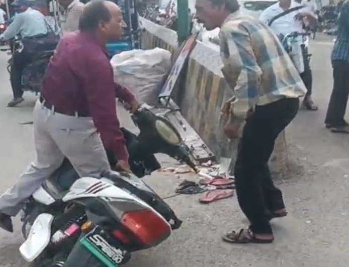 थाने के बाहर शराबी ने हंगामा किया:रास्ते से जा रहे युवक की स्कूटी गिराई, पुलिसकर्मी उठाकर ले गए थाने