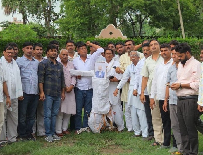 पेपर लीक के विरोध में कांग्रेस का प्रदर्शन:पावटा में पुतला फूंका, प्रधानमंत्री और शिक्षा मंत्री के इस्तीफे की मांग की